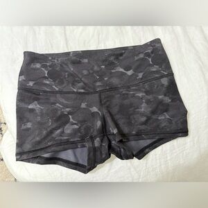 Lululemon Boogie shorts size 6
